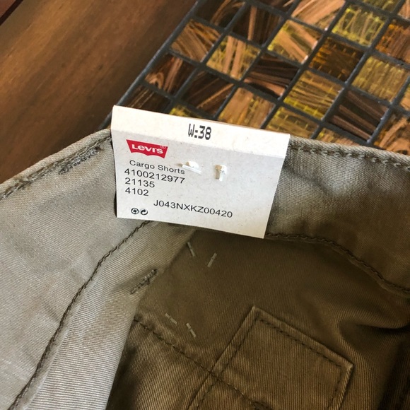 NWT LEVI'S CARGO SHORTS Belt Sz 38W Below The Knee - Picture 3 of 7